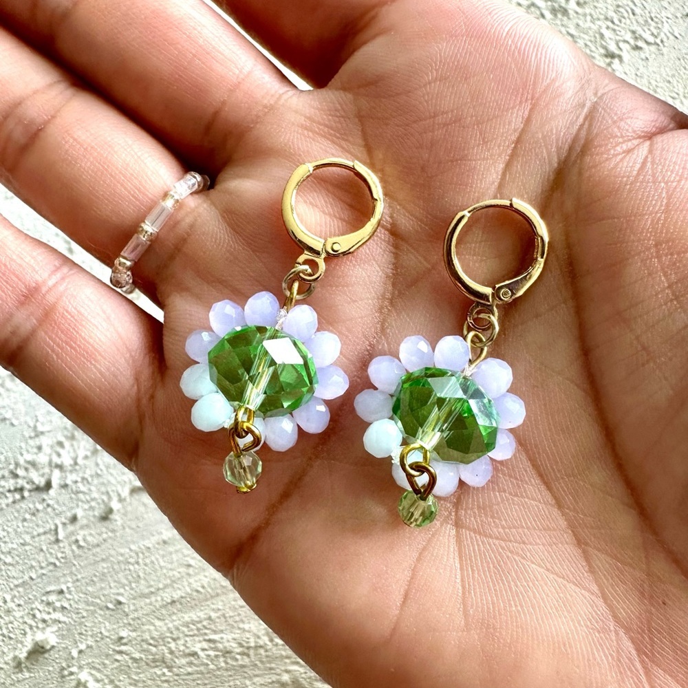 Daisy flower beaded earrings, 90s earrings, drop earrings